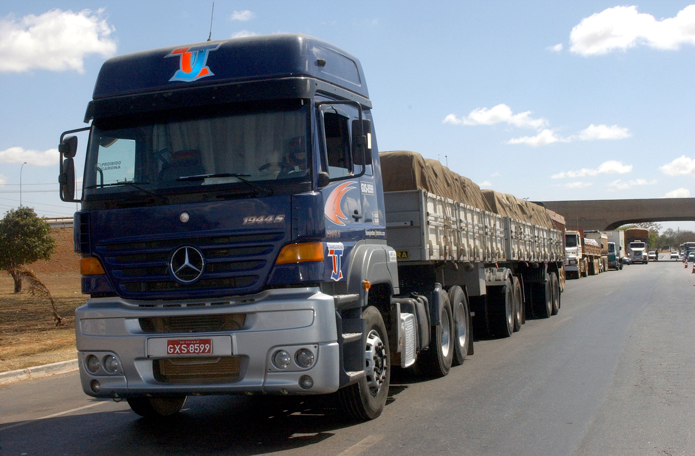 Uncios caminhões em Argentina-8945
